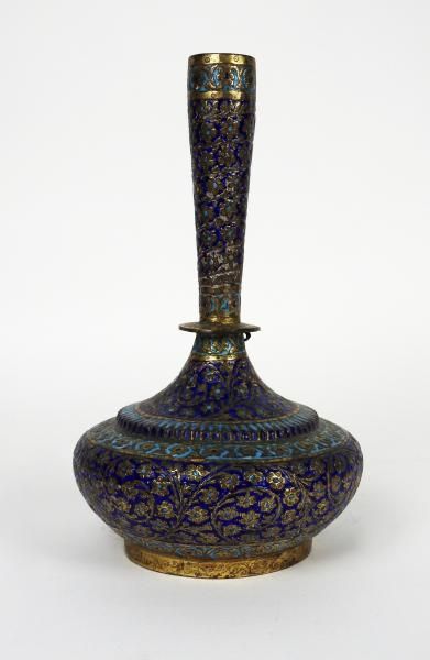 null Vase à panse basse en bronze à décor émaillé..XIXe. Perse.