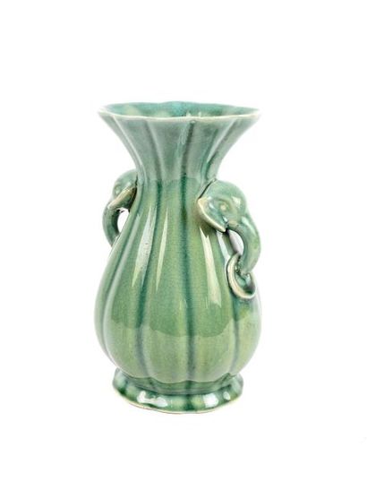 null Vase en céramique à glaçure verte à anse tête d’éléphant

XIX° siècle

H 20...