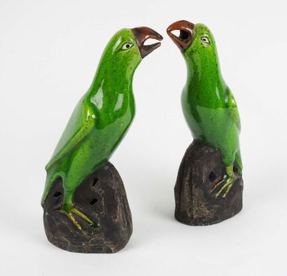 null Paire de perroquets en porcelaine craquelée vert et brun 

XIX° siècle

H 20...