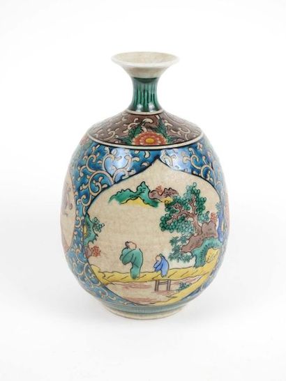 null Vase en porcelaine de la famille verte à décor de paysages animés dans des encadrements

Chine,...