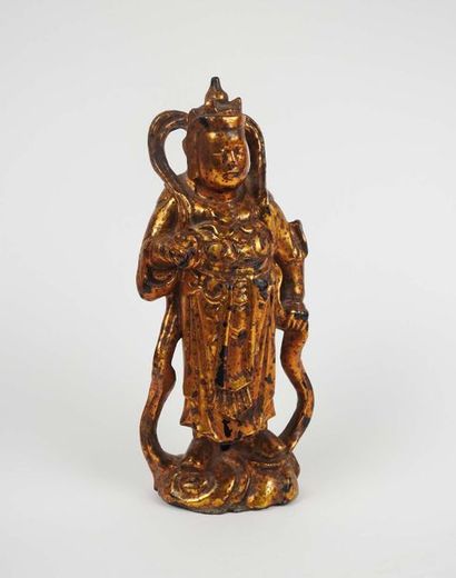 null Sujet en bois laqué or représentant un serviteur de bouddha 

H 24 cm