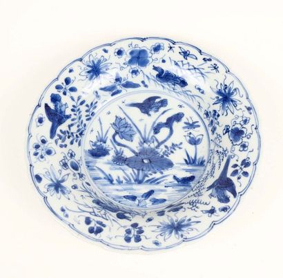 null Coupe en porcelaine bleu et blanc à décor d’oiseaux dans des fleurs 

XIX° siècle

Diam...