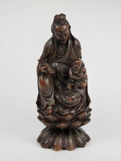 null Grand groupe en bois exotique sculpté représentant une divinité portant un enfant...