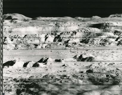 null Nasa. Mission Lunar Orbiter. Photographie historique. Portion de la première...