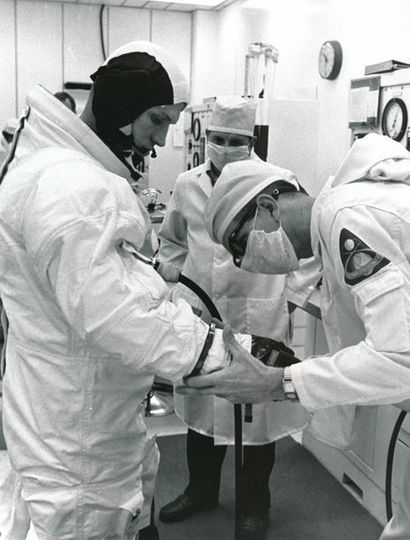 null Nasa. Mission Apollo 11. L'astronaute Neil Armstrong se prépare à l'embarquement...