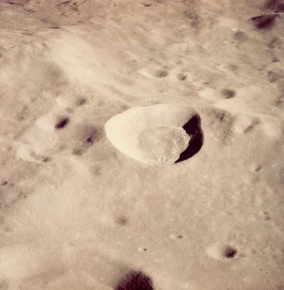 null NASA. Apollo 10. Belle vue du cratère lunaire "Ventris M" depuis le module lunaire...