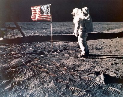 null Nasa. Mission Apollo 11. Photographie historique. L'astronaute Buzz Aldrin salut...