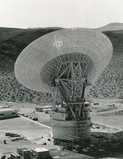 null Nasa. Impressionnante vue d'une antenne géante de la célèbre station d'écoute...