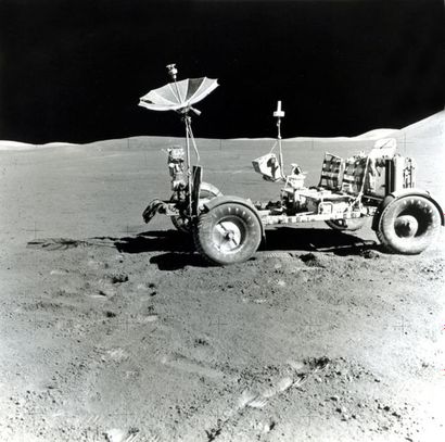null NASA. Apollo 15. Le premier Rover lunaire déployé sur la Lune. Sur la droite...
