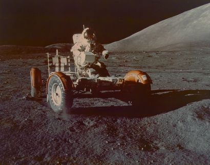 null Nasa. Mission Apollo 17. L'astronaute Eugène A. Cernan vérifie le fonctionnement...