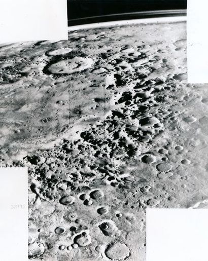 null Nasa. Superbe vue oblique d'un massif de cratères martiens situés dans la plaine...