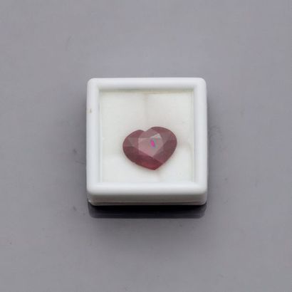 null Rubis traité pesant 7,38 carats taille coeur, 