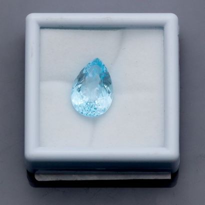 null Topaze taille poire, " Bleu Suisse ", 10,85 carats, Origine Brésil, 
