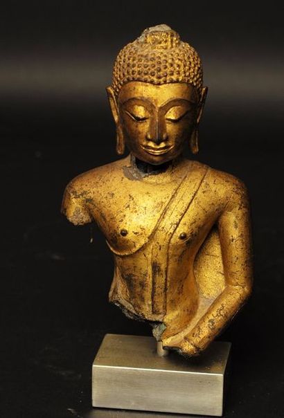Laos, XVIIIe. Bouddha au torse destructuré 

Bronze doré à la feuille d'or

Laos,...