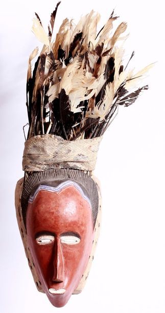AFRIQUE Masque Gouro 

bois blond sculpté à traces de koalin et bleu cobalte

Plumes...