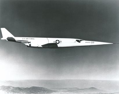 null NASA. Vue en vol de l'avion expérimental Douglas X-3 surnomé le "Stiletto" en...