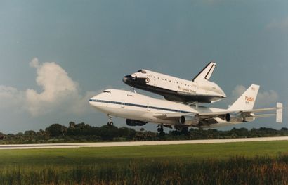 null Nasa. La nouvelle navette spatiale Endeavour arrive au Centre Spatial Kennedy...