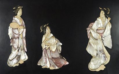 null Panneau décoratif chinois début XX° : « Trois Geishas » Nacre et ivoire. 36...