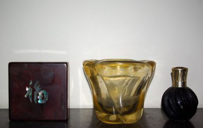 null Trois lots : Un vase rond couleur brun années 1950 + une boite carrée en laque...