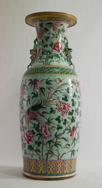 null Chine, fin XIX°-Début XX°. Vase de forme balustre en porcelaine à décor polychrome...