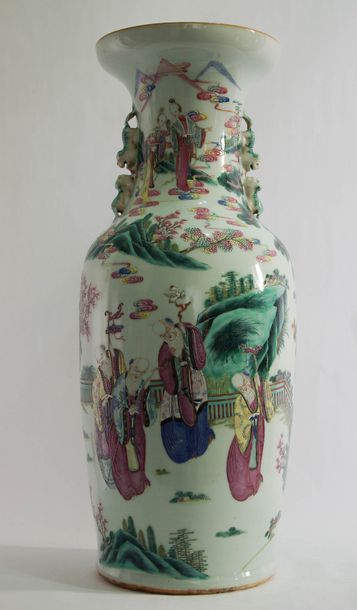 null Chine XIX°. Vase de forme balustre en porcelaine à décor polychrome de vieux...