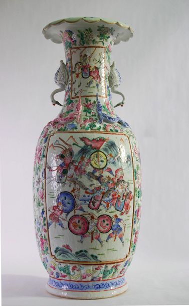 null Chine XIX°. Vase de forme balustre en porcelaine à décor polychrome de personnages,...