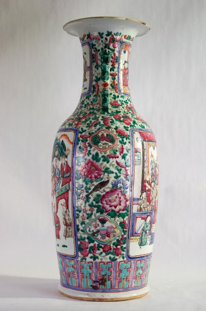 null Chine XIX°. Vase de forme balustre en porcelaine à décor polychrome de personnages...