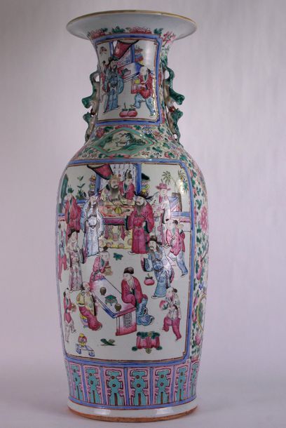 null Chine XIX°. Vase de forme balustre en porcelaine à décor polychrome de personnages...