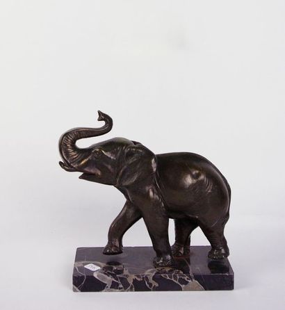 null Anonyme XIX° : « Eléphant à la trompe dressée » Bronze à patine brune sur socle...