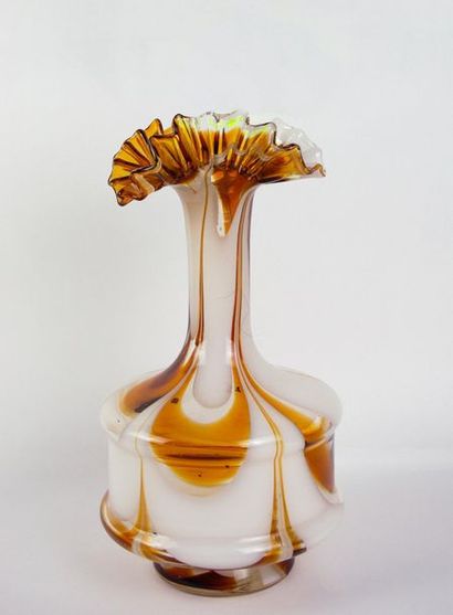 null Anonyme XX° : Un vase à col corolle en verre blanc et brun. 31 x 17 cm