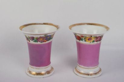 null Anonyme XIX° : Deux petits vases cornet en porcelaine à décor de fleurs et rehauts...