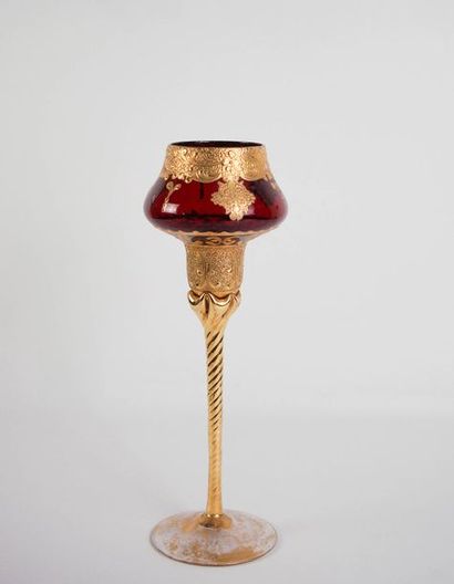null Venise XX° : Un verre à boire couleur rouge avec incrustations d’or sur les...