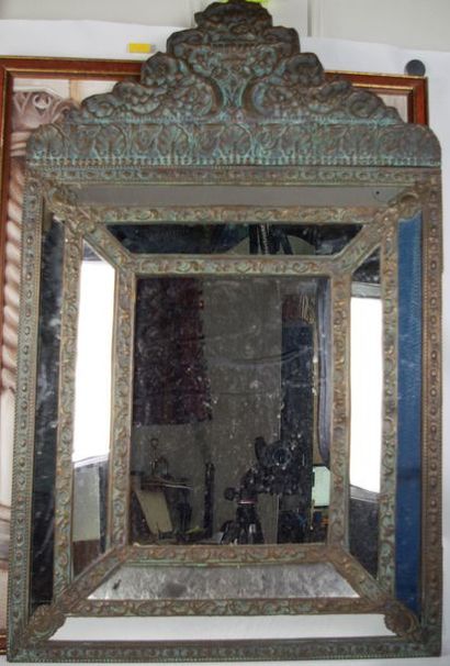 null Un miroir biseauté, style XVII°. Armature en bois sculpté. 88 x 55 cm.