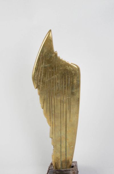 null Forgeois Michelle (1929-2000) : Sculpture en bronze doré.  

29 x 10,2 cm. Signé...