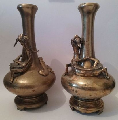 null Japon XX° : Paire de vases soliflores en bronze , agrémentés chacun  d’un animal...