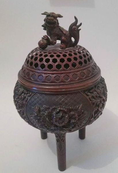 null Asiatique : Brûle parfum tripode en bronze ciselé avec son couvercle ajouré, ...