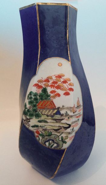 null Chine XX° : Vase balustre moderne à décor de paysage. 27 x 11 cm.