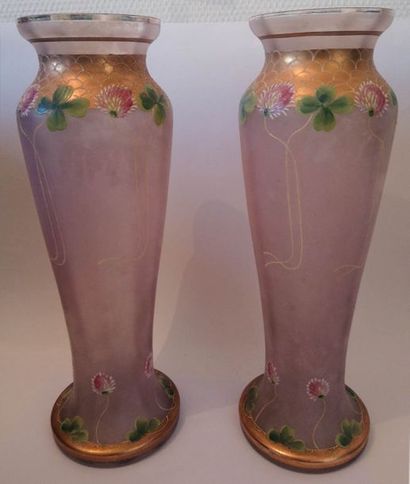 null Art Déco : Paire de vases en pâte de verre à décor de fleurs rehaussés d’or....