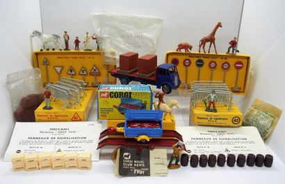 

Lot (11 pièces) comprenant :

Dinky-Toys...