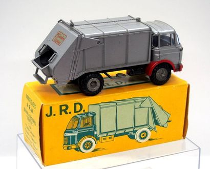 null 

JRD – France – métal – 1/43e (1) 



# 131 – Berliet GAK benne à ordures «Genève»



Gris...