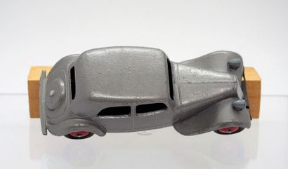 null 
Dinky-Toys – France - métal – 1/43e (1)

Peu courant

# 24 N – Citroën Traction...