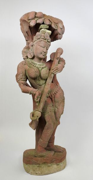 null Inde


Sculpture sur pied en gre?s repre?sentant une femme de?hanche?e (tribangha)...