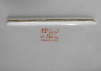 null Sèvres, XIX° siècle, Manufacture Impériale


Bonbonnière de forme navette en...