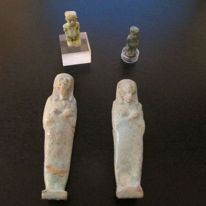 null Groupe de deux Oushebtis et deux amulettes de Ptah Patèque, dieu des orfèvres...