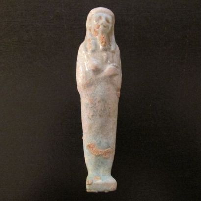 null Groupe de deux Oushebtis et deux amulettes de Ptah Patèque, dieu des orfèvres...