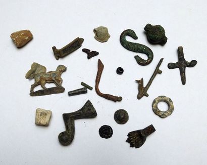 null Ensemble d'objets archéologiques en bronze, origines diverses, dont fibules,...