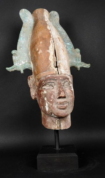 null Tête du Dieu Osiris. Bois sculpté polychrome et bronze.. En l'état.
Style Ptolémaïque.
H:...