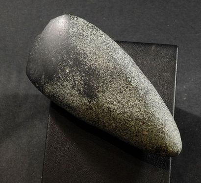 null Hache en roche verte proche de la jadéite. Eclats.
Néolithique.
L: 10cm.
Prov:...