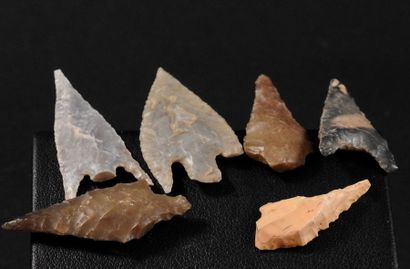 null Six artéfacts ou flèches préhistoriques néolithiques.
Matières diverses. Circa...