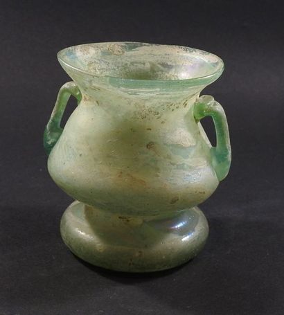 null Vase à petites anses. . Verre. Style romain.
H: 10,5cm.